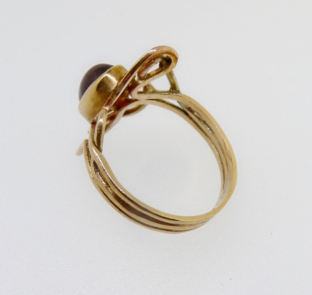 A 9 carat gold ring with asymmetrical set cabochon cut orange stone, size I, 2.1g - Image 3 of 4