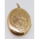A gold oval locket with engraved decoration, 5.5g, 3 x 2.3cm