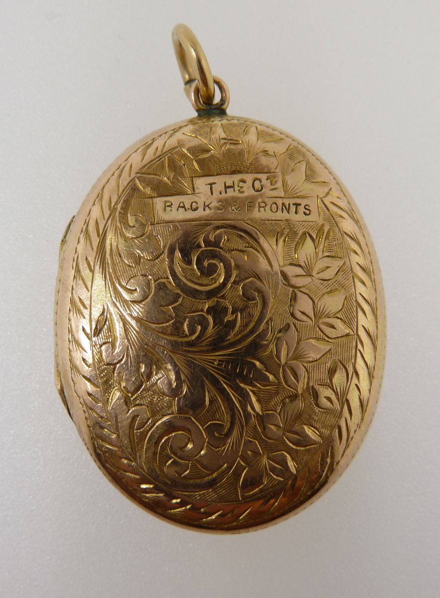 A gold oval locket with engraved decoration, 5.5g, 3 x 2.3cm - Image 2 of 2