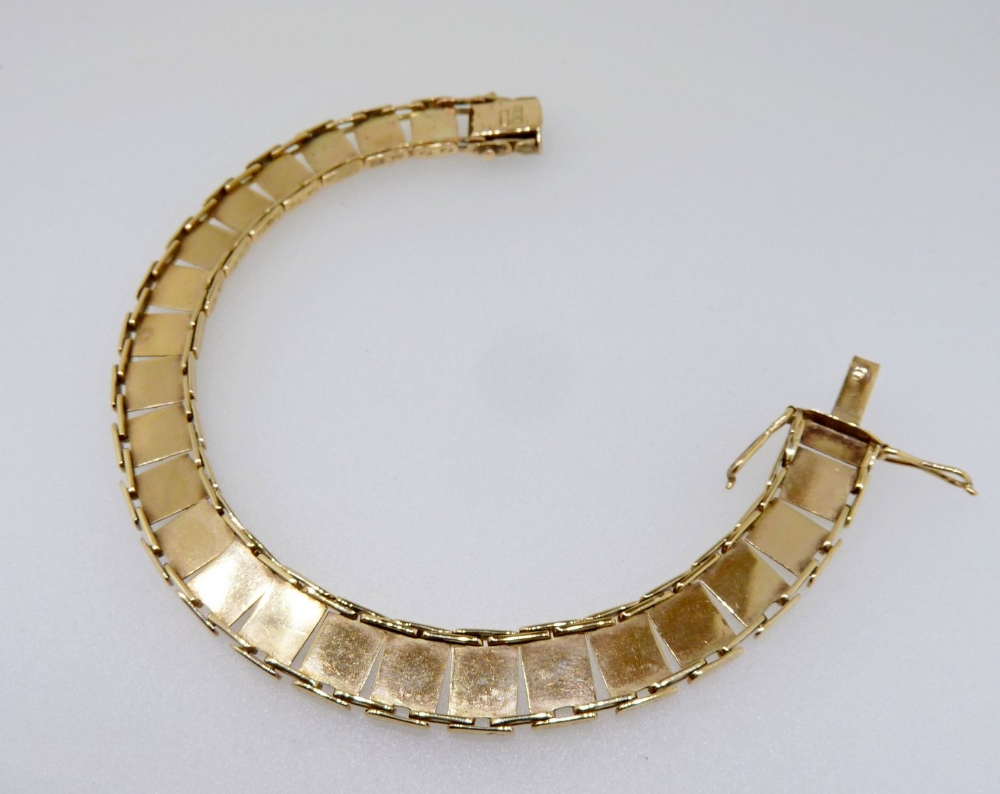 A 9 carat gold bracelet with engraved flowers to each link, 12g - Image 3 of 3