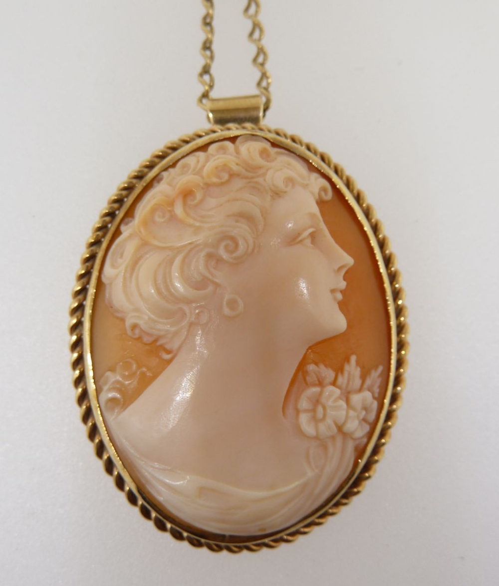 An oval yellow metal cameo pendant on 9 carat gold chain, (chain 4.9g) - Image 3 of 4