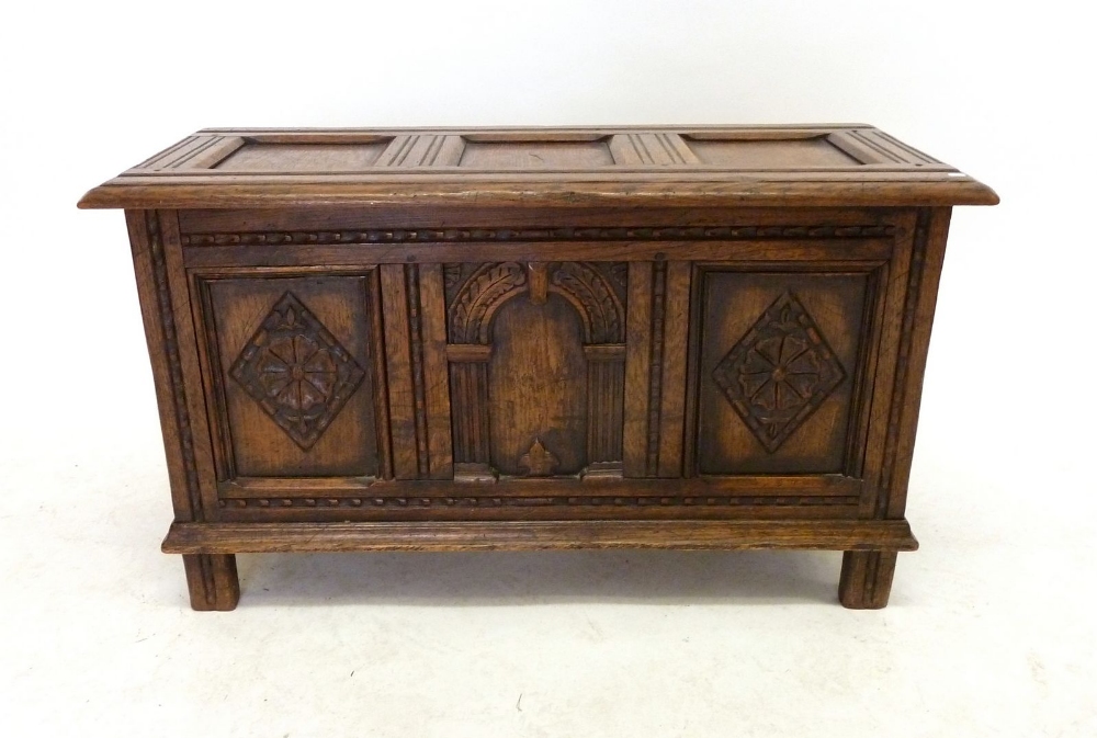 A small oak panelled coffer, 90cm wide - Bild 3 aus 3