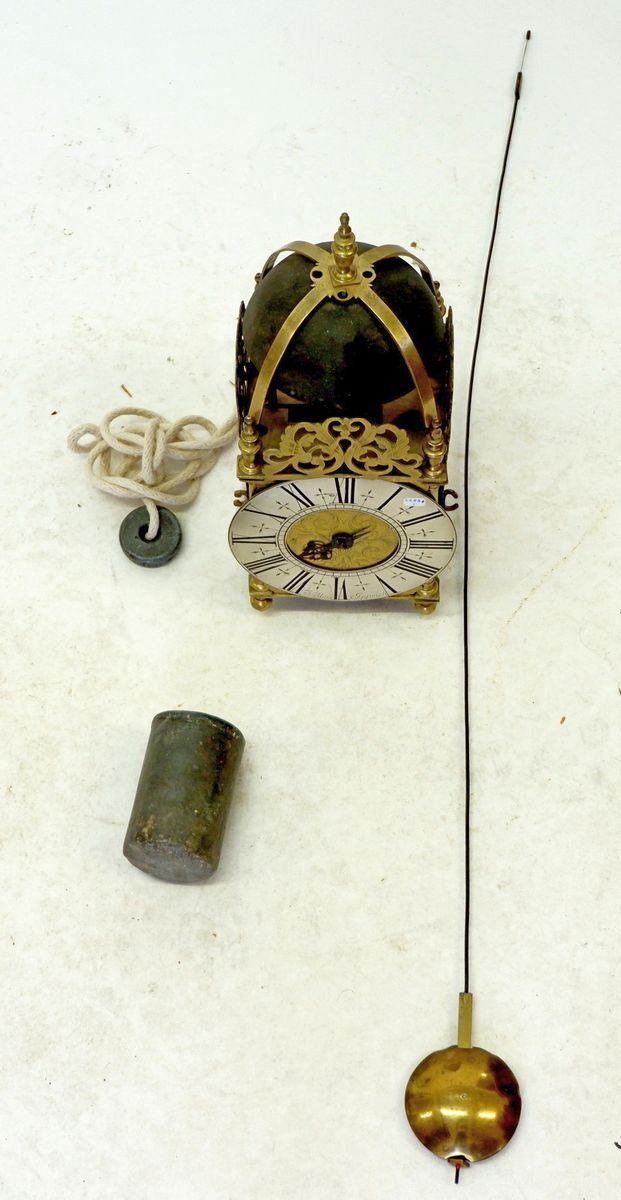 A 20th century Thomas Moore of Ipswich 'hook & spike' brass lantern style clock - Image 4 of 7