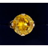A 9 carat gold ring set large yellow stone, size M, 5g
