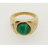 A 9 carat gold gentleman's signet ring set malachite, size S to T, 8.3g