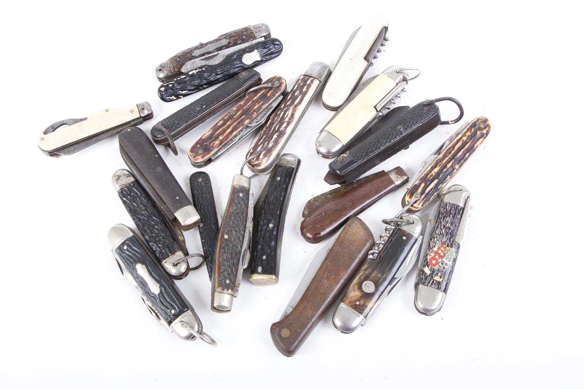 Bag containing 20 various folding pocket knives