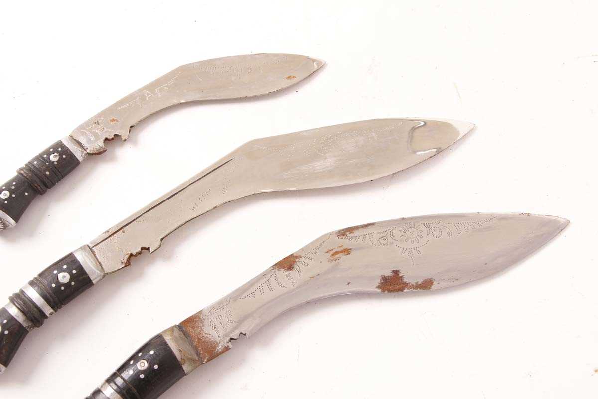 Three Kukri knives: 8½ ins, 9 ins, and 6 ins blades, each with decorative etching to blade and in - Image 5 of 5