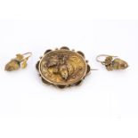 A Victorian yellow metal suite of jewels, comprising an oval brooch with box openwork back,