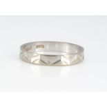 An 18ct gold wedding band, of flattened form with chevron engraved design, 3.3mm wide, ring size