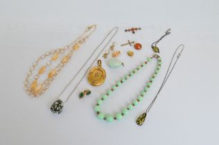 A quantity of 18th, 19th and 20th Century costume jewellery, including a carnelian and pinchbeck