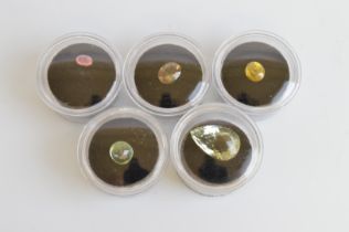Five miscellaneous loose gem stones, all in plastic cases, comprising golden sphene 2.5ct, oval