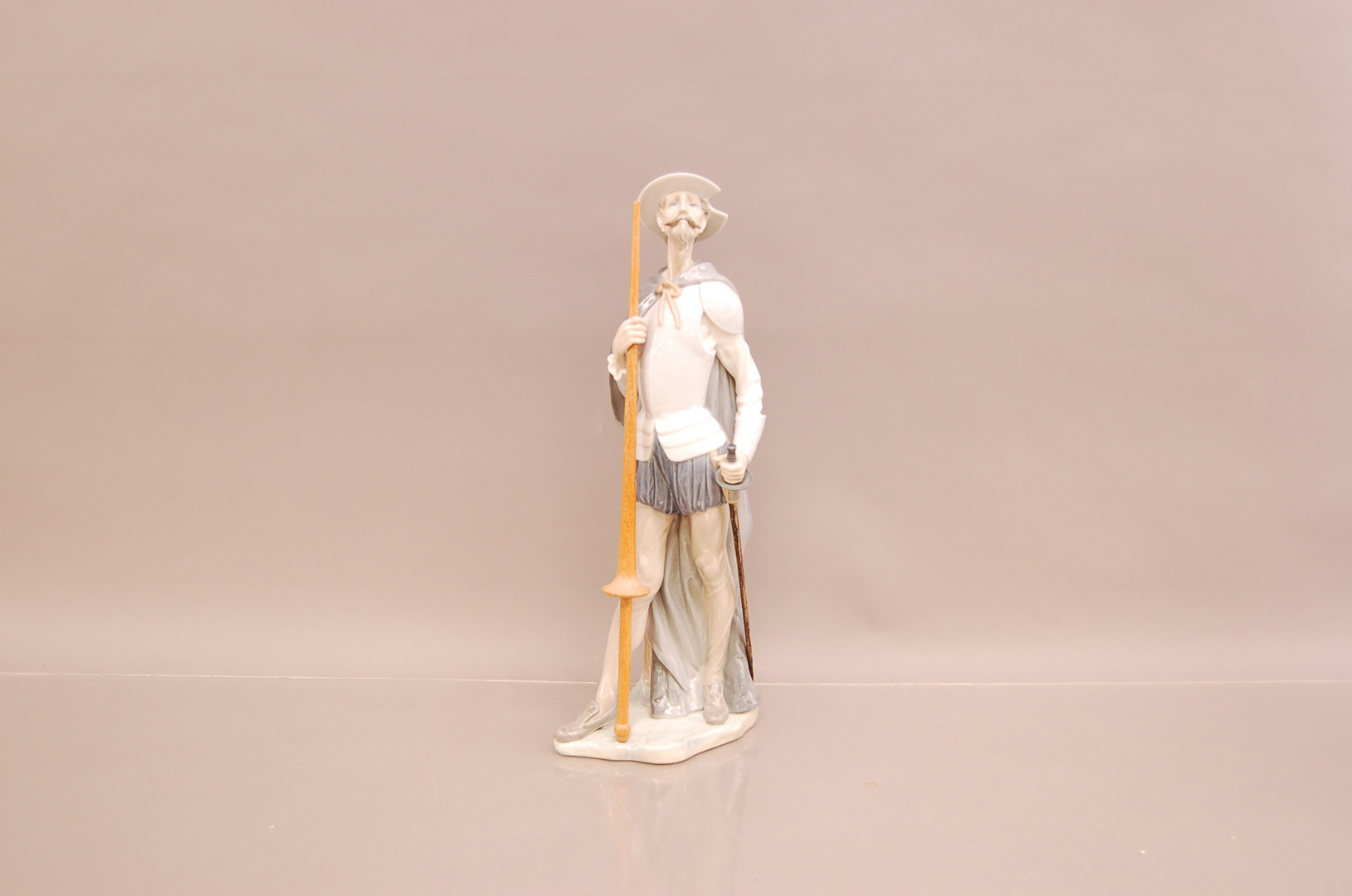 A Lladro porcelain figure of Don Quixote Alerta, 38.5cm High, numbered 1385 to the base