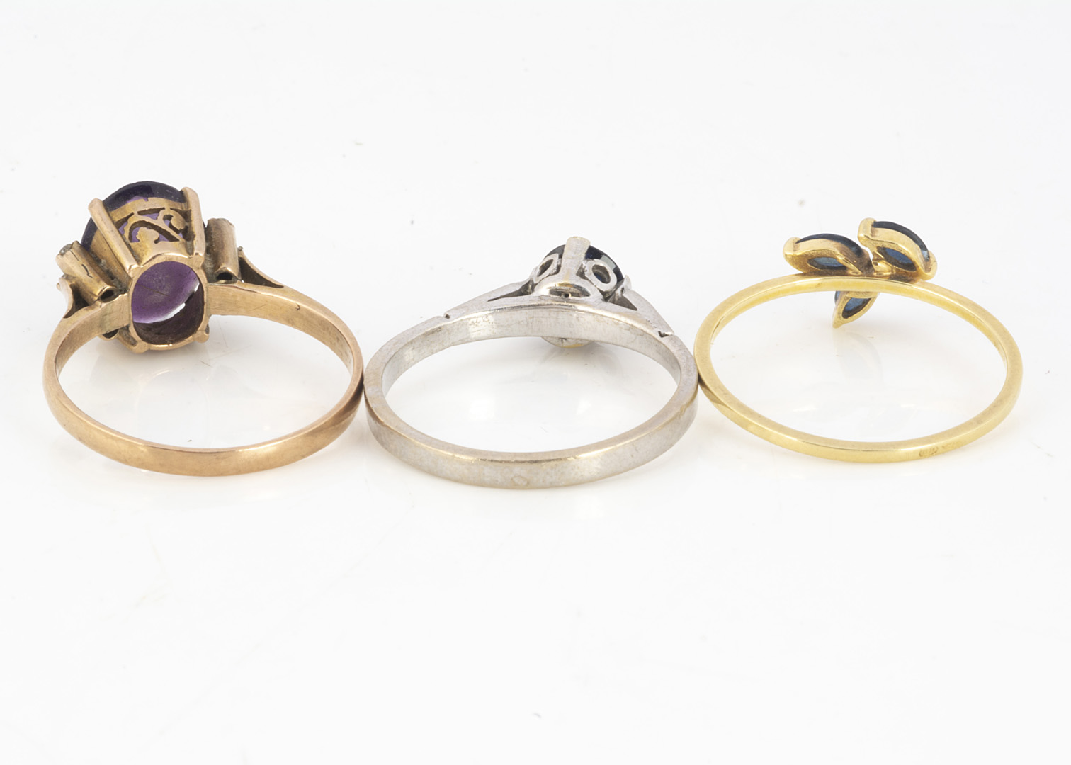 An Amethyst and diamond dress ring, in yellow metal, ring size N, together with a three stone - Bild 2 aus 2