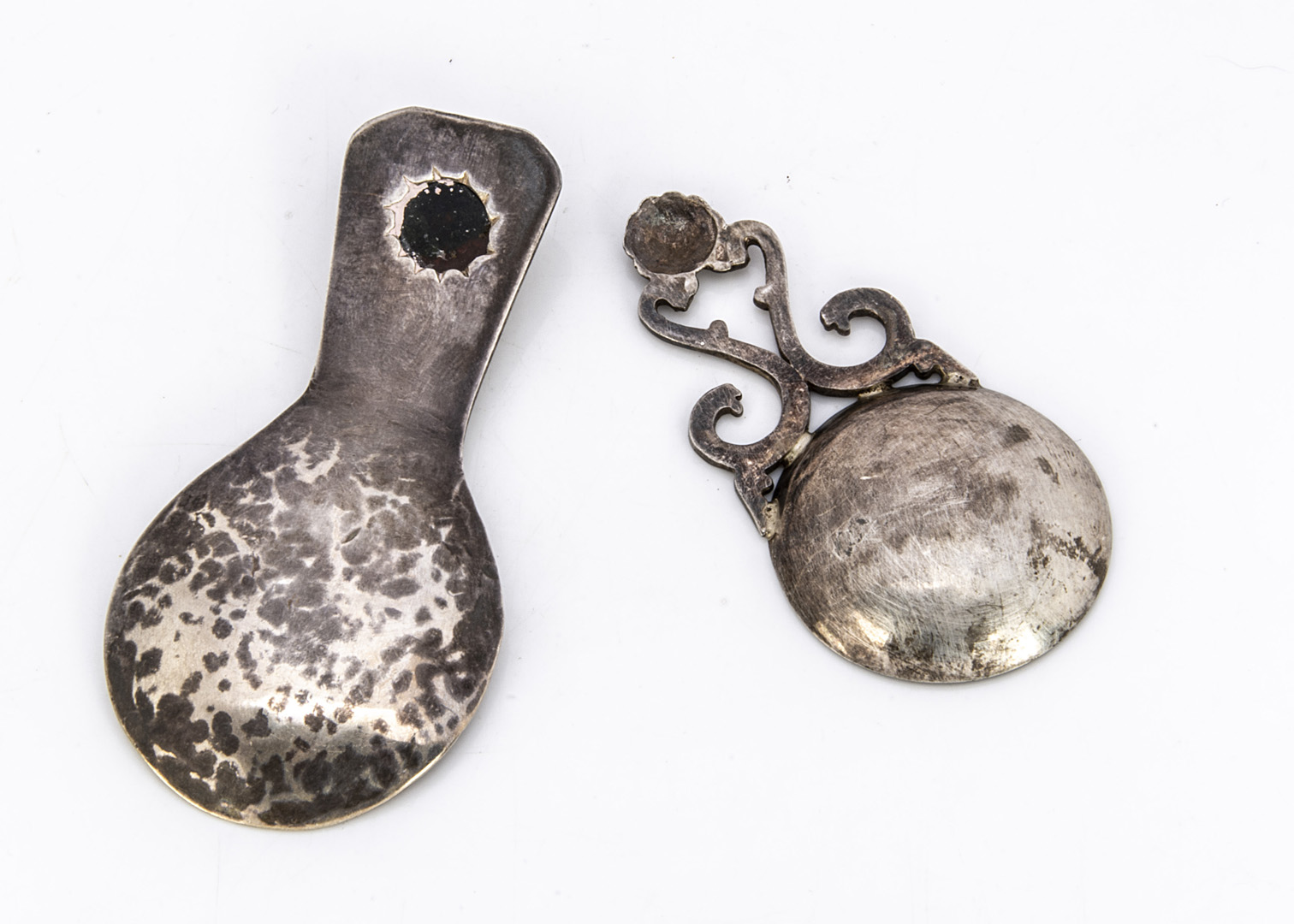 A 1980s Scottish silver tea caddy spoon from PD AC, together with a white metal hammered tea caddy - Image 2 of 2