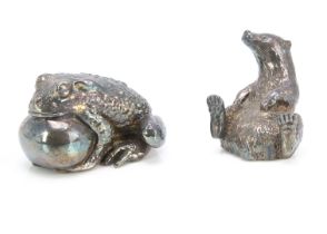 Two modern silver filled animals, including an otter, 5.5cm high and a frog, 7cm long, both with