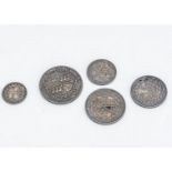 A 1900 Maundy Money Set, loose, together with an 1887 Jubilee head and shield back six pence