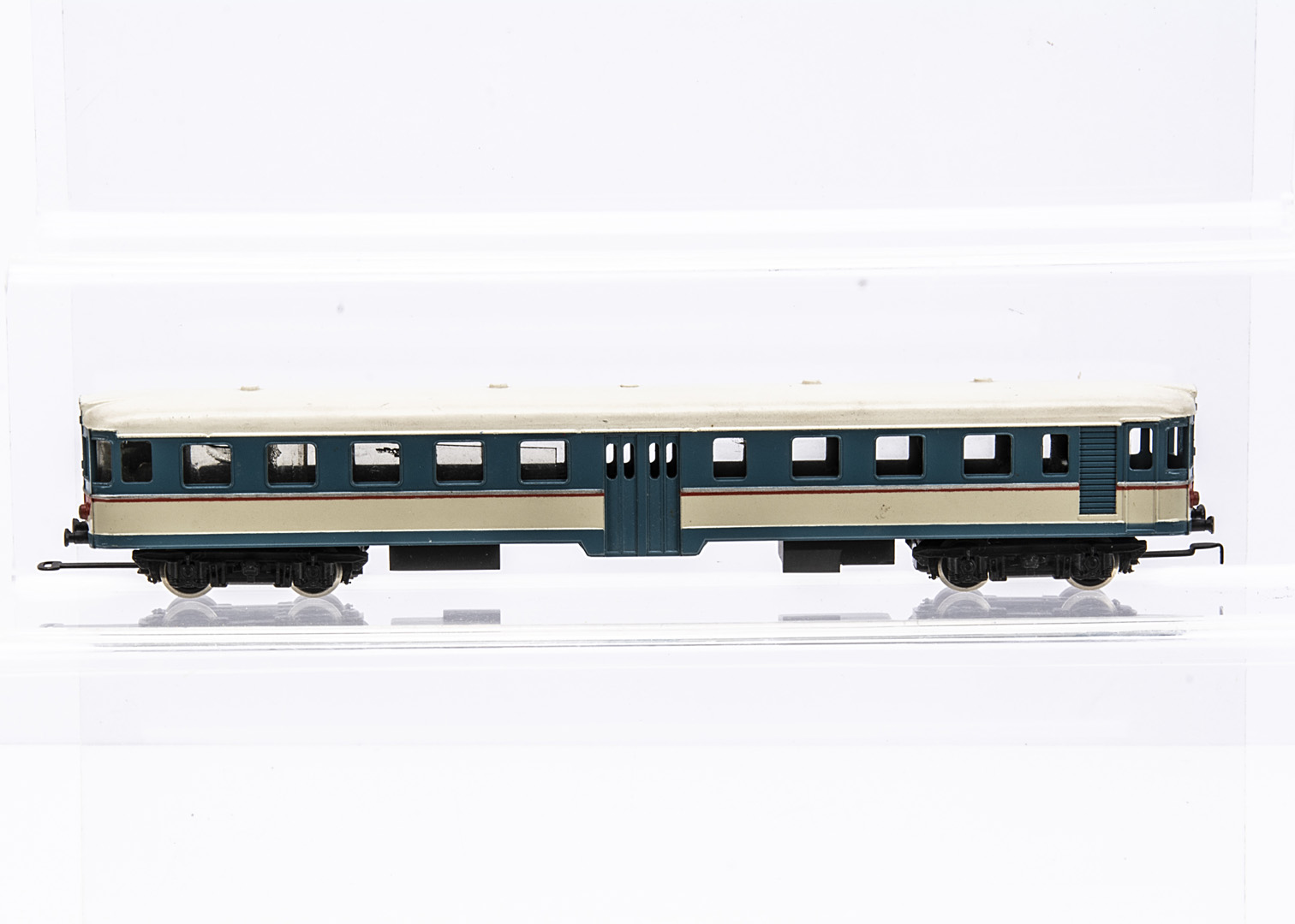 A Rivarossi unpowered Italian State Railways (FS) Diesel Railcar Proving Model, the moulded - Image 2 of 2