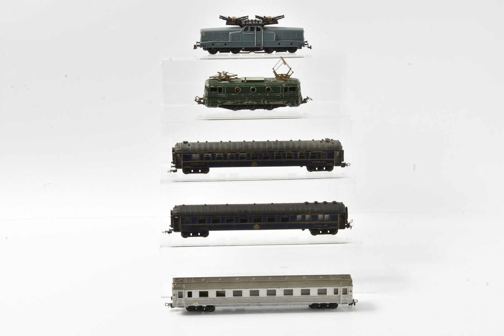 French HO Gauge Electric Locomotive and Coaches, all unboxed an SNCF twin pantograph locomotive 88-