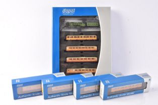 Dapol N Gauge Flying Scotsman Train Pack and Additional Coaches, a boxed/cased group, comprising
