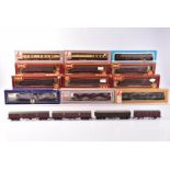 Lima Airfix GMR OO Gauge BR (W) Coaches and Siphon vans, Lima chocolate and cream 305322