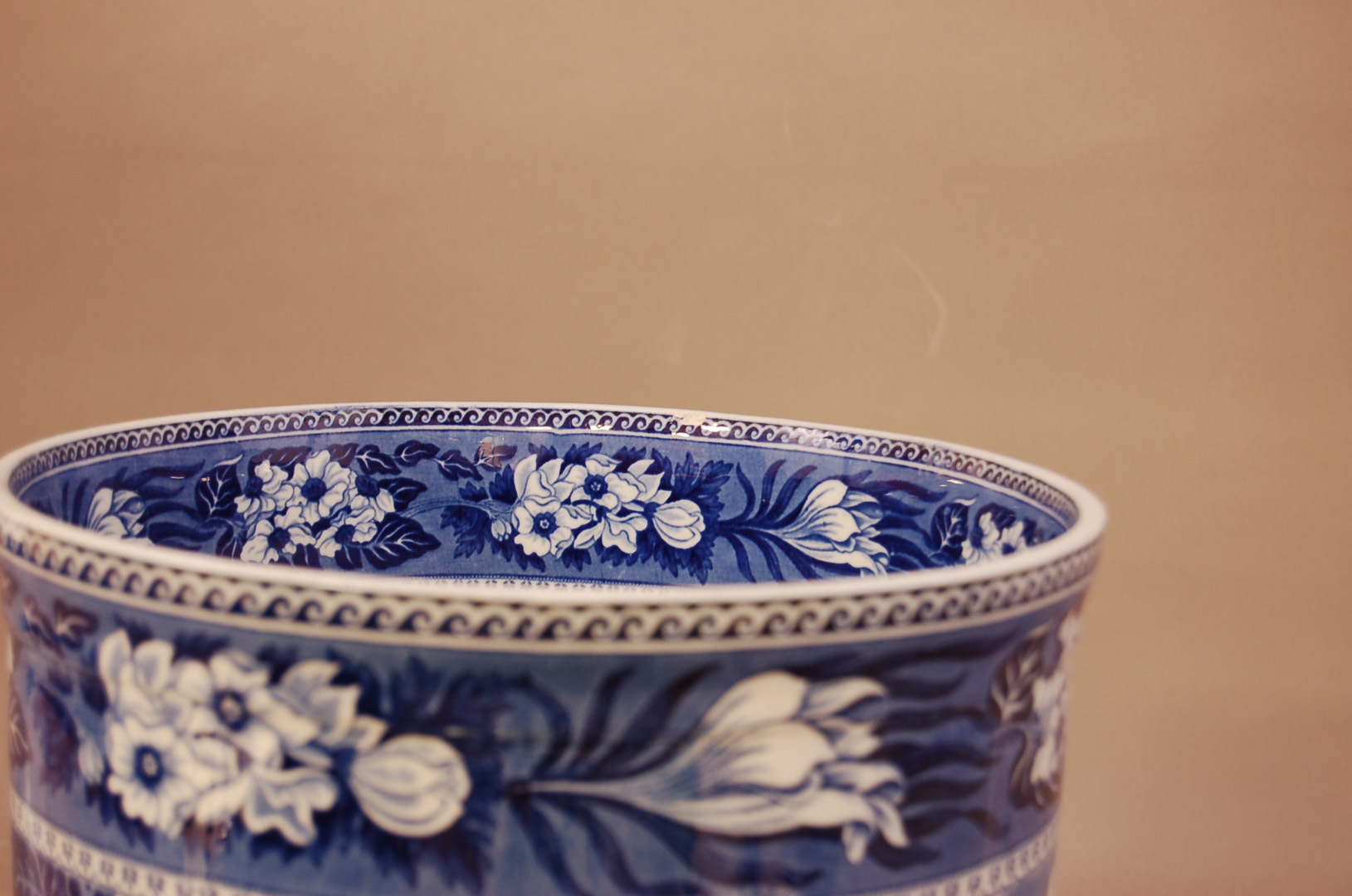 A large early 20th century blue and white Wedgwood cache pot, fallow dear pattern, marked to the - Image 3 of 3