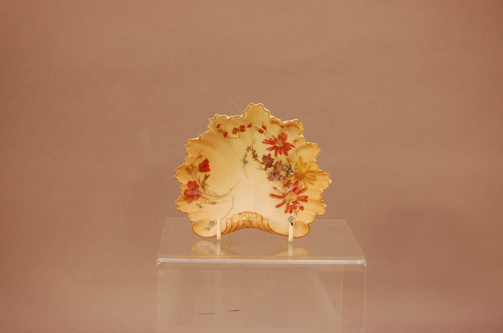 An early 20th century Royal Worcester blush ivory pickle dish, 12cm wide, stamped to the underside