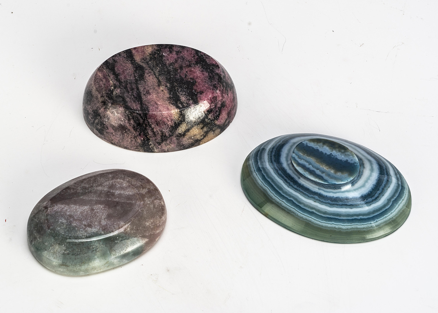 Three small carved far eastern vessels, comprising a Rhodonite example 6.5cm wide, together with a - Image 2 of 3
