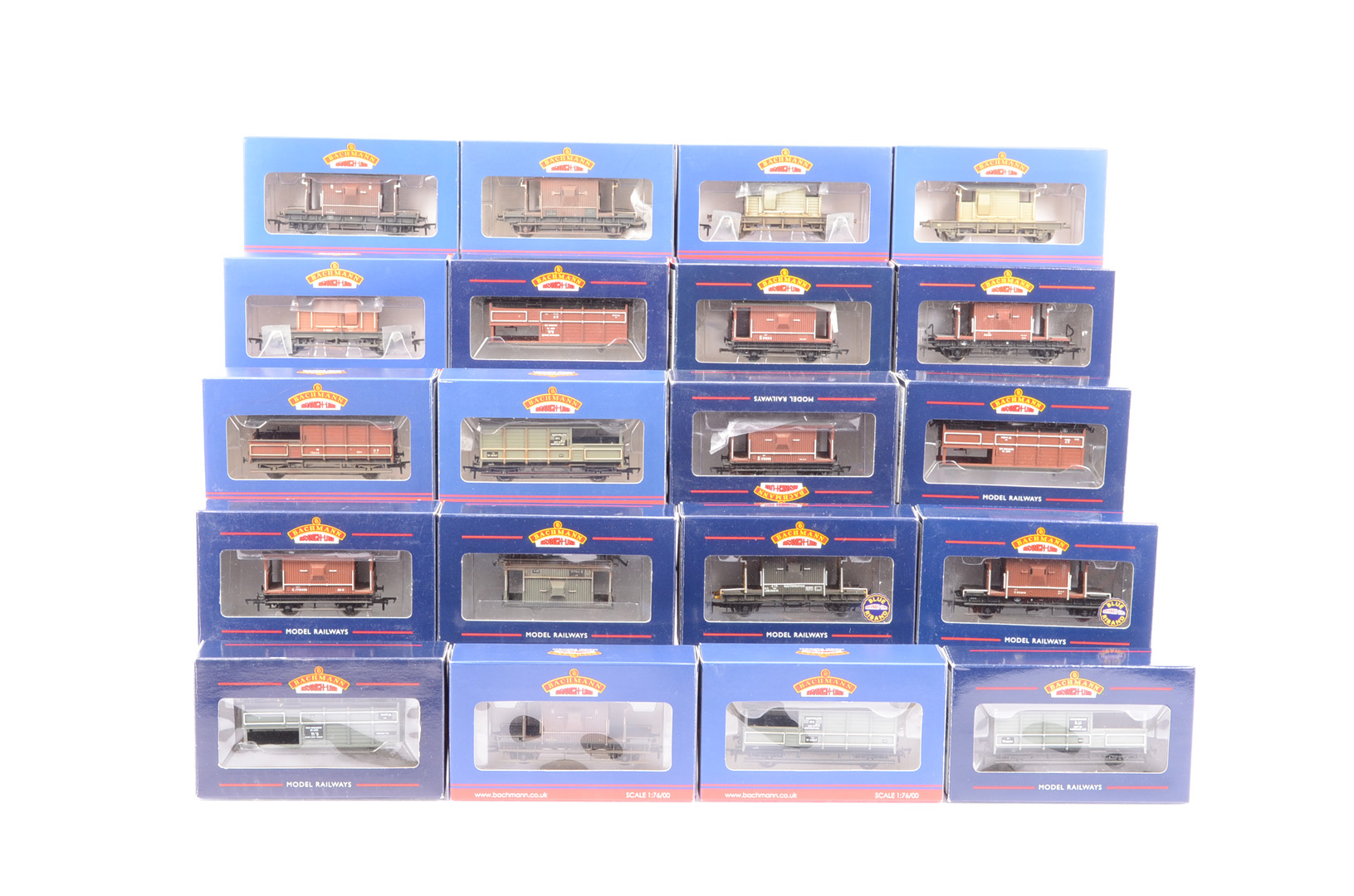 Bachmann 00 Gauge Brake Vans, including various 25T 'Toad' Brake Vans (7), 25T Pill Box Vans (4),