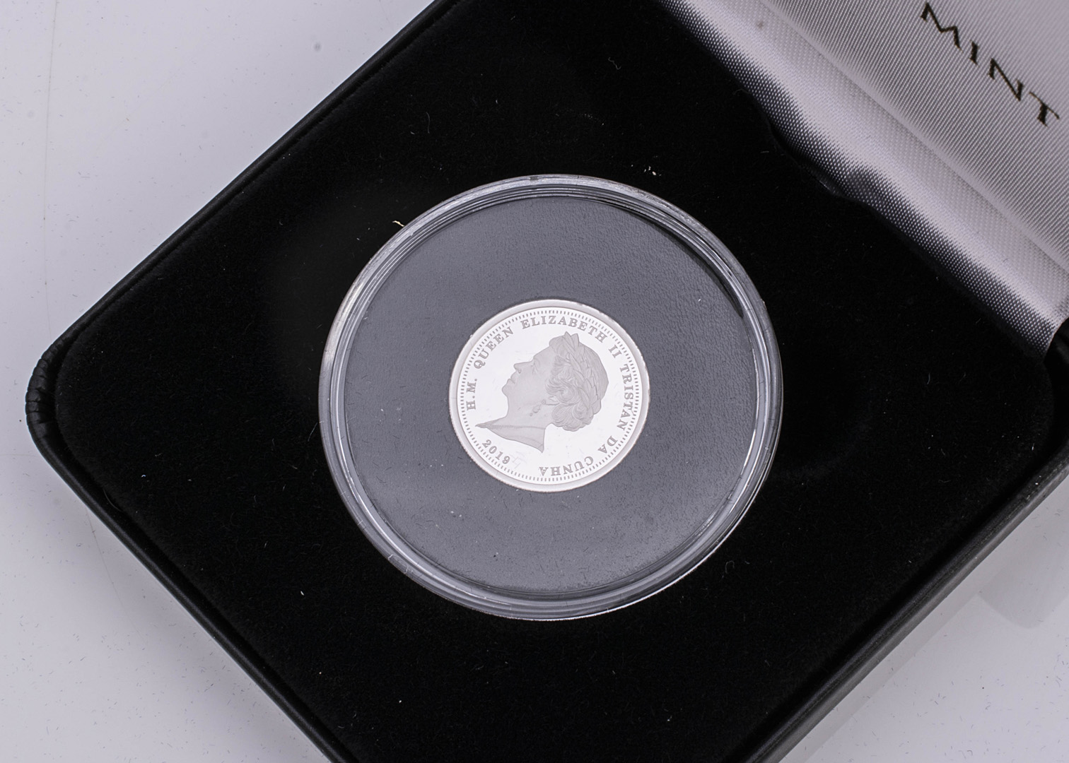 A modern Jubilee Mint Tristan Da Cunha platinum half Laural proof coin, 4g, EF-Unc, in box and - Image 2 of 2