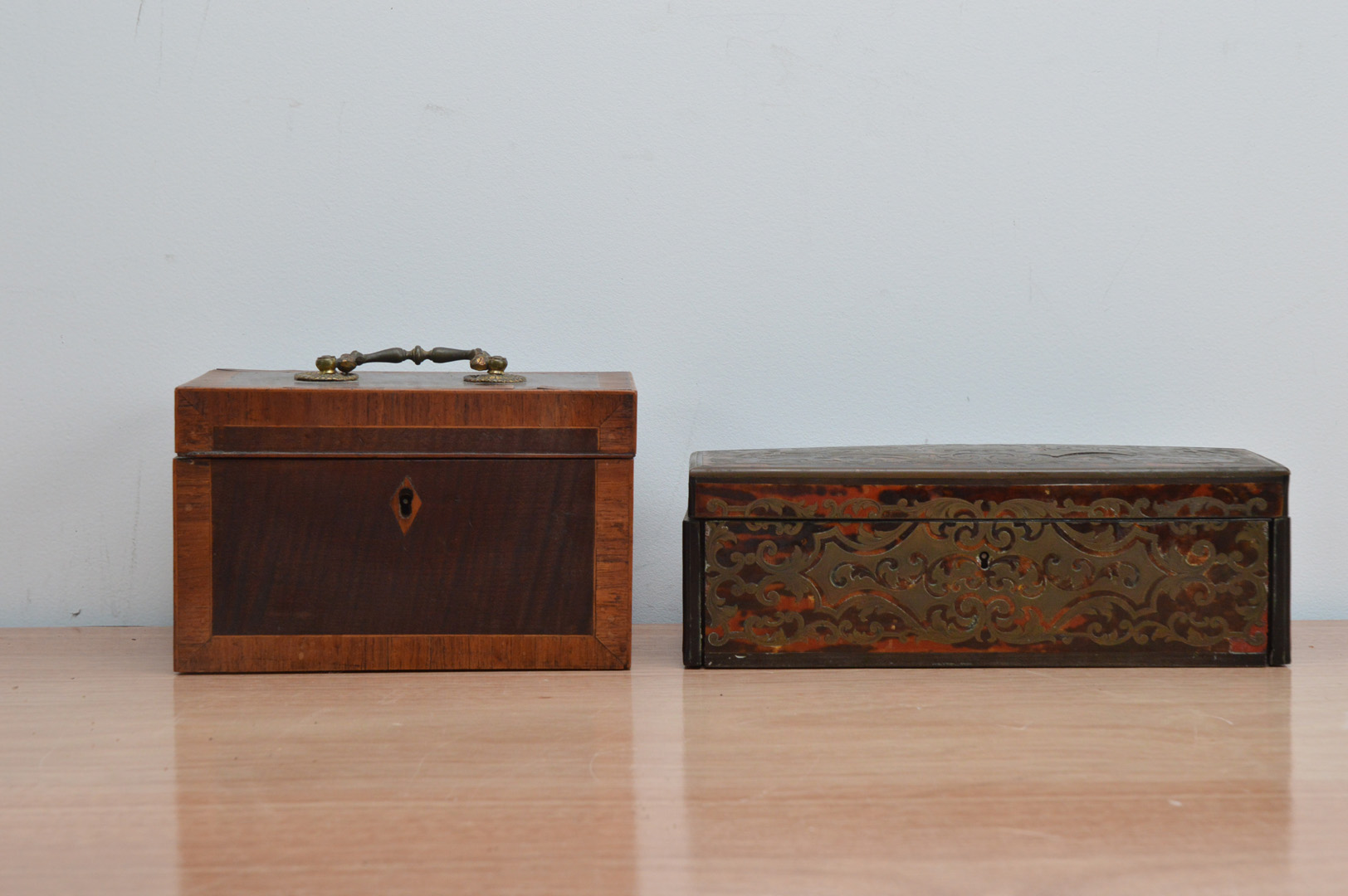 An early 20th century brass and tortoiseshell Boulle box, 8.5cm x 25.5cm, AF, together with a late