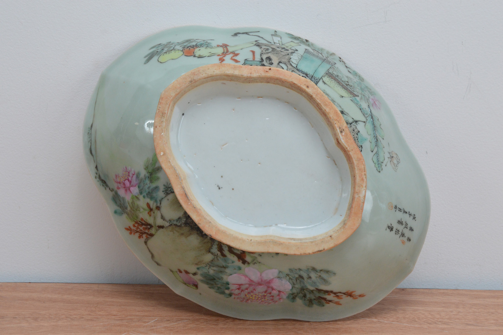 A turn of the century Chinese porcelain dish, famille verte pallet, 26.5cm wide - Image 2 of 2