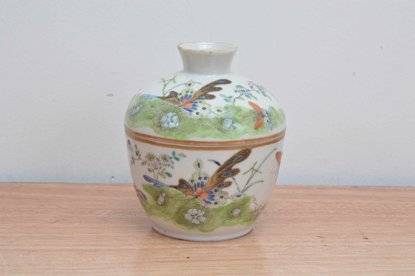 An early 20th century Chinese porcelain bowl and cover, butterfly and floral decoration with gilt on