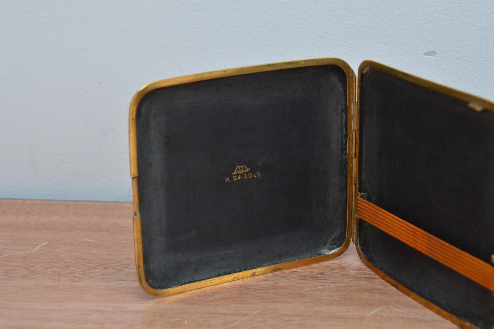 A Japanese lacquer cigarette case, with gold decoration, marked in the inside 'k.24 Gold', - Image 3 of 3