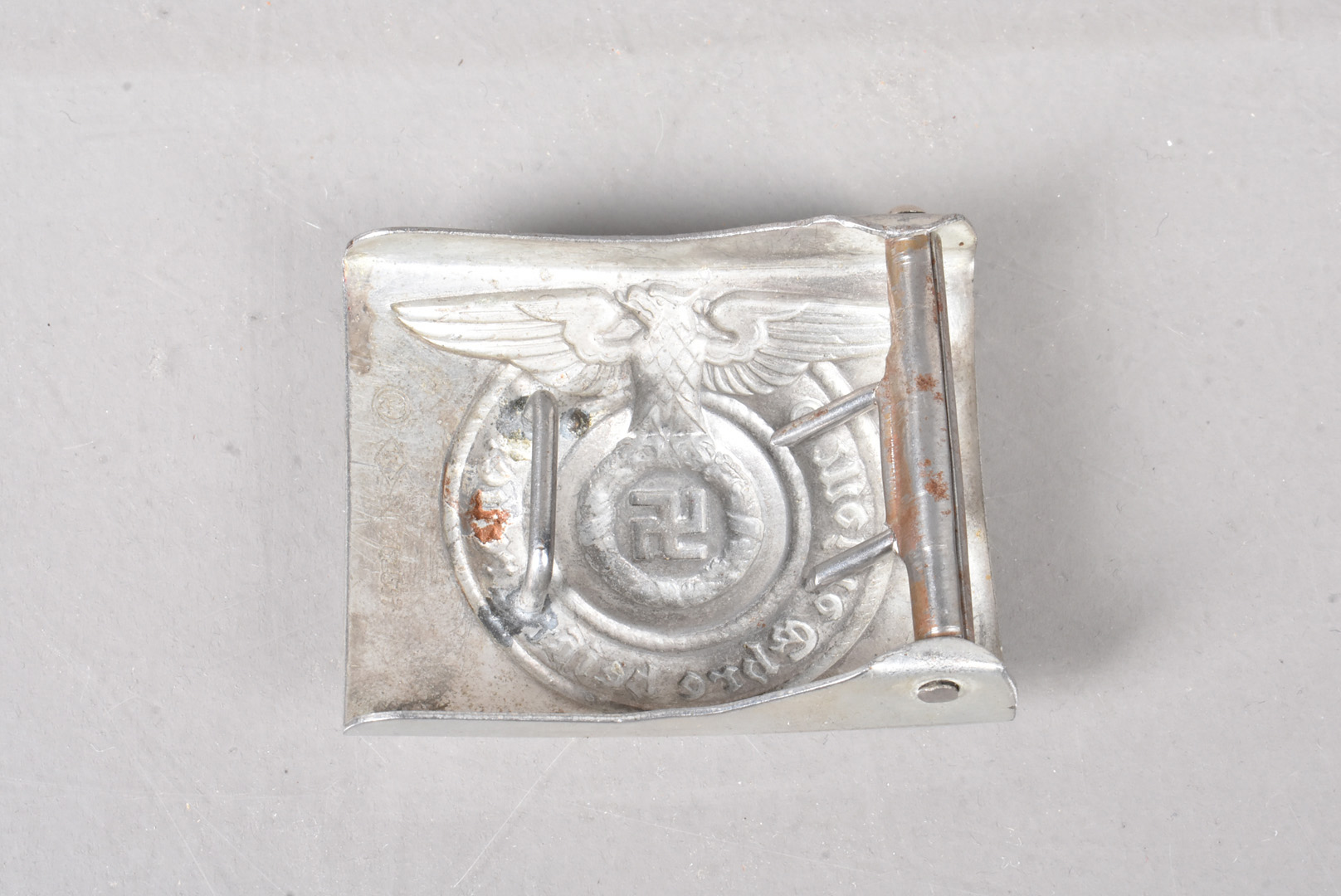 A WWII German SS Belt Buckle, the white metal buckle with eagle and swastika to the front, stamped - Bild 2 aus 3