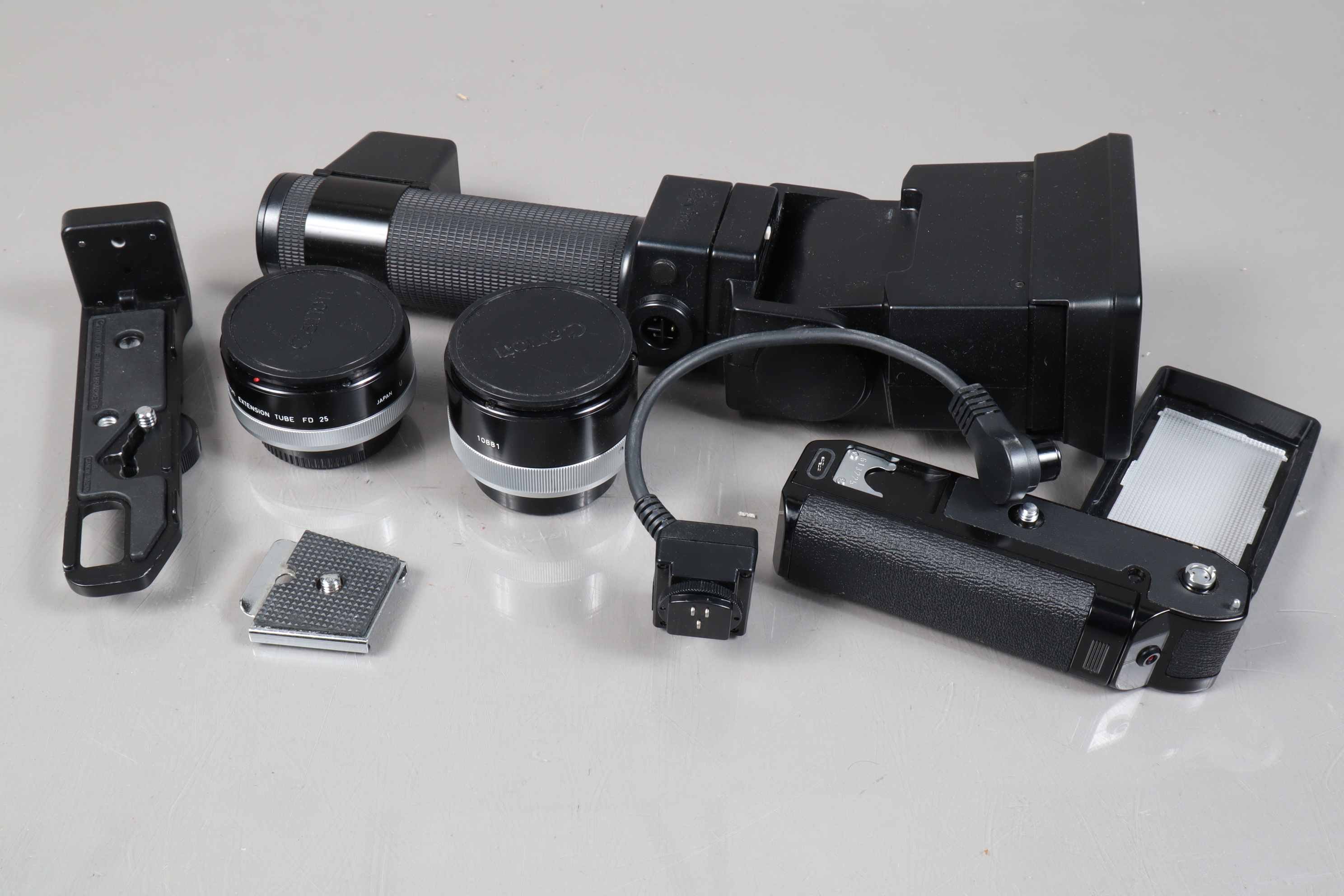 Canon Accessories, comprising a Speedlite 577G hammer head flash, a Sensor Unit G20, an Extender