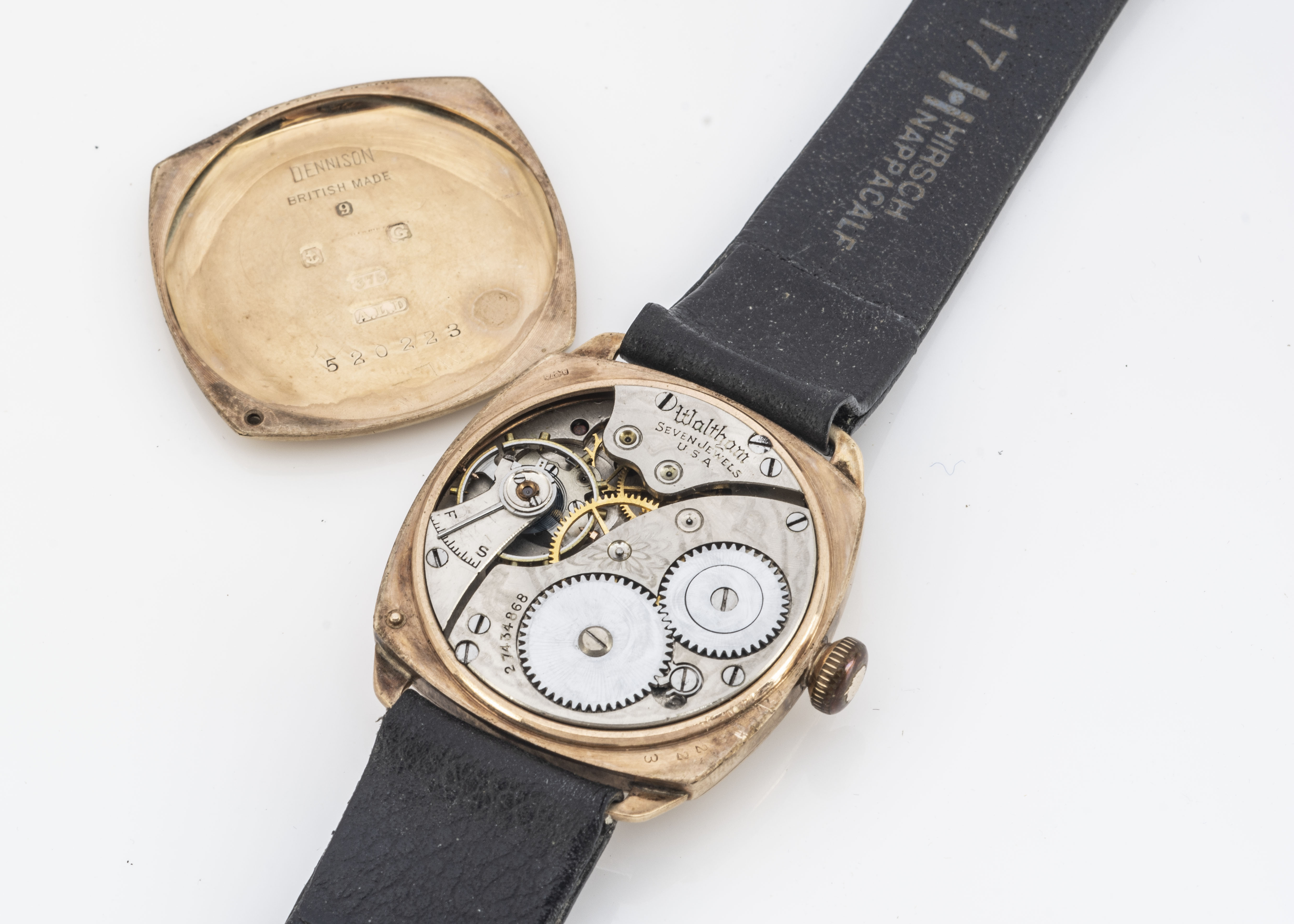 WALTHAM, A 1930s Waltham 9ct gold cased manual wind wristwatch, 31mm, not runnnig and AF, on black - Bild 2 aus 2