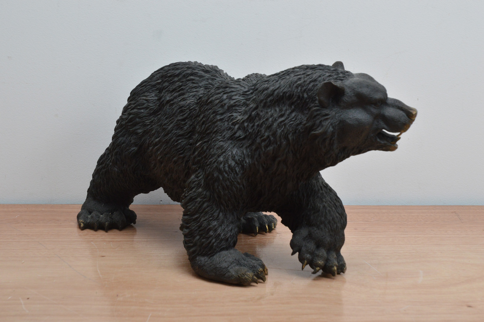 A bronze sculpture of a bear, with some minor wear, 38cm wide - Bild 2 aus 2