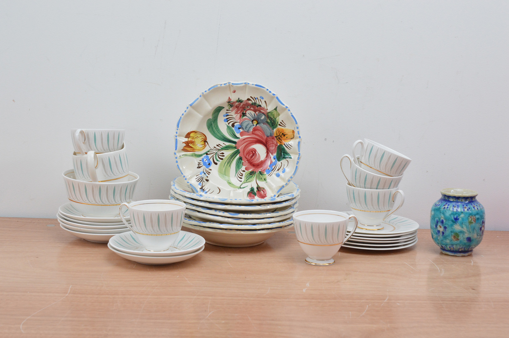 A collection of assorted ceramics, comprising seven modern Italian bowls, with hand painted floral