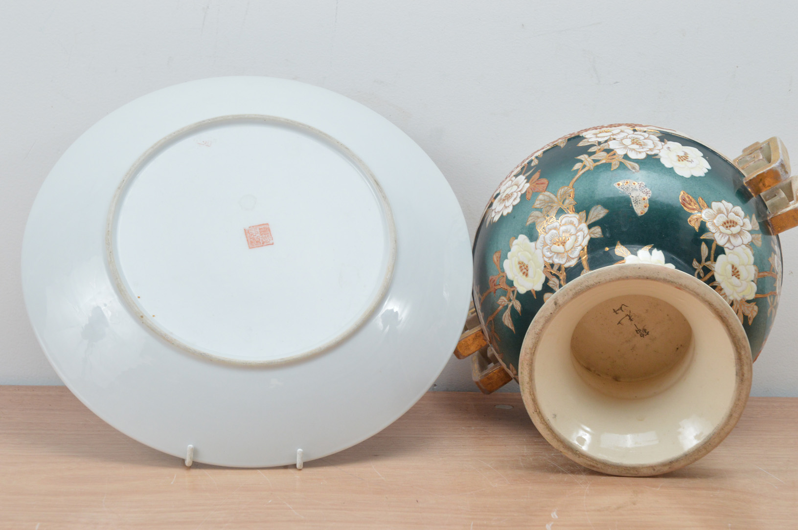 Two items of far eastern ceramics, comprising a Chinese porcelain plate, with flower design on a - Image 2 of 2