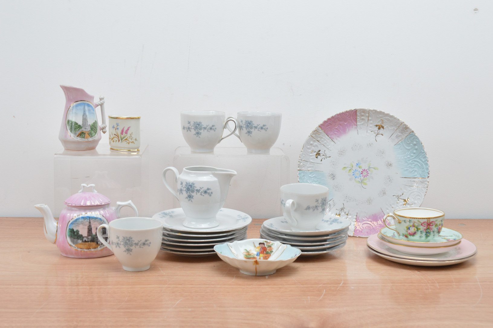 A collection of 20th century Continental porcelain items, including a part tea service, and assorted