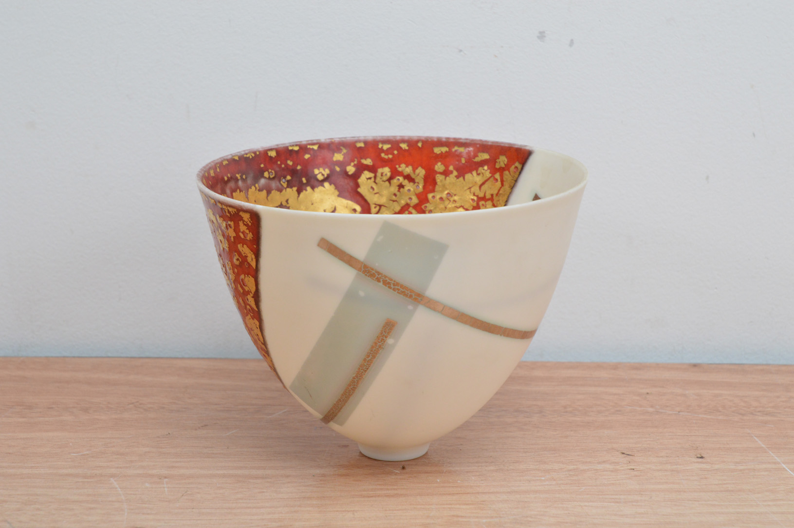 Tony Laverick (British b. 1961), a porcelain footed bowl, with a large area of gold flakes on a - Image 2 of 3