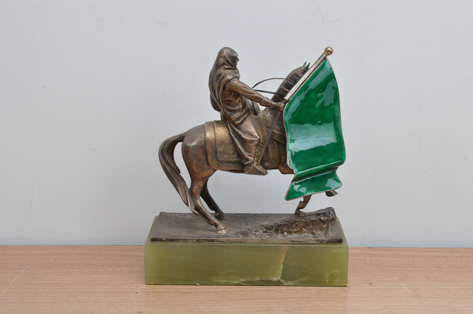 An art deco style early 20th century white metal medieval man on horseback, holding a green glass - Bild 2 aus 2