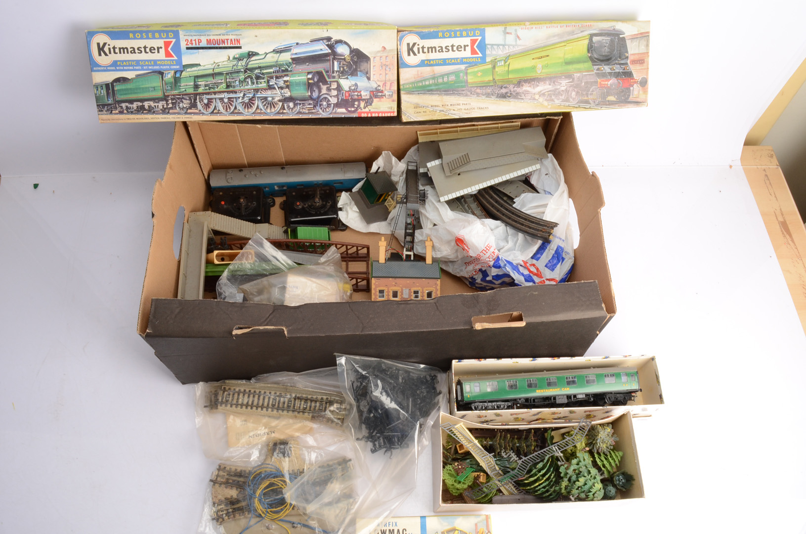 Kitmaster 00 gauge Locomotive Kits and Coaches Tri-ang rolling stock Hornby Airfix and other