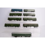 Tri-ang 00 Gauge BR Diesel Multiple Units, R157/R158 Diesel Motor Coaches in green (4), Diesel