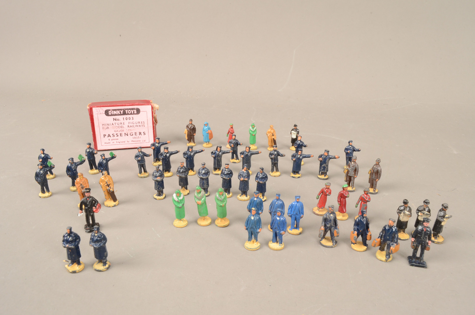 Hornby Dublo 00 Scale Dinky Toys Railway Staff and Passengers Dinky Toys box 1003 containing six