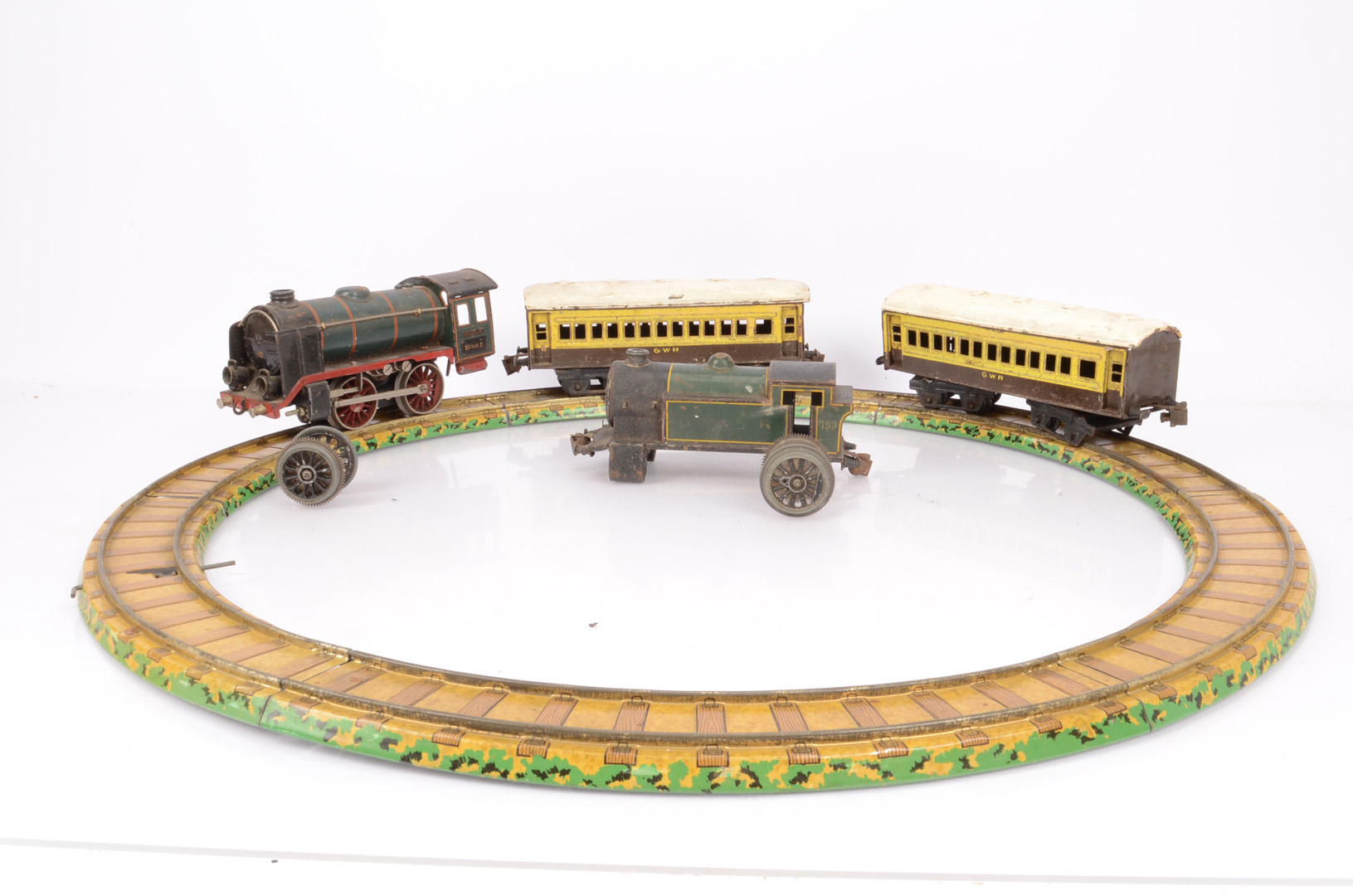 A Mixed Assortment of 0 Gauge Trains and Accessories, including Marklin 20v electric locomotive - Bild 2 aus 2