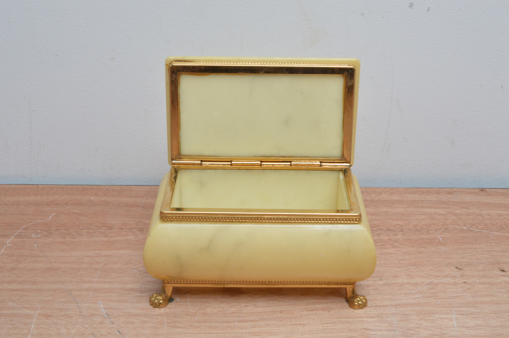 A modern decorative alabaster and brass mounted jewellery box, Italian, raised on four lion paw - Image 2 of 2