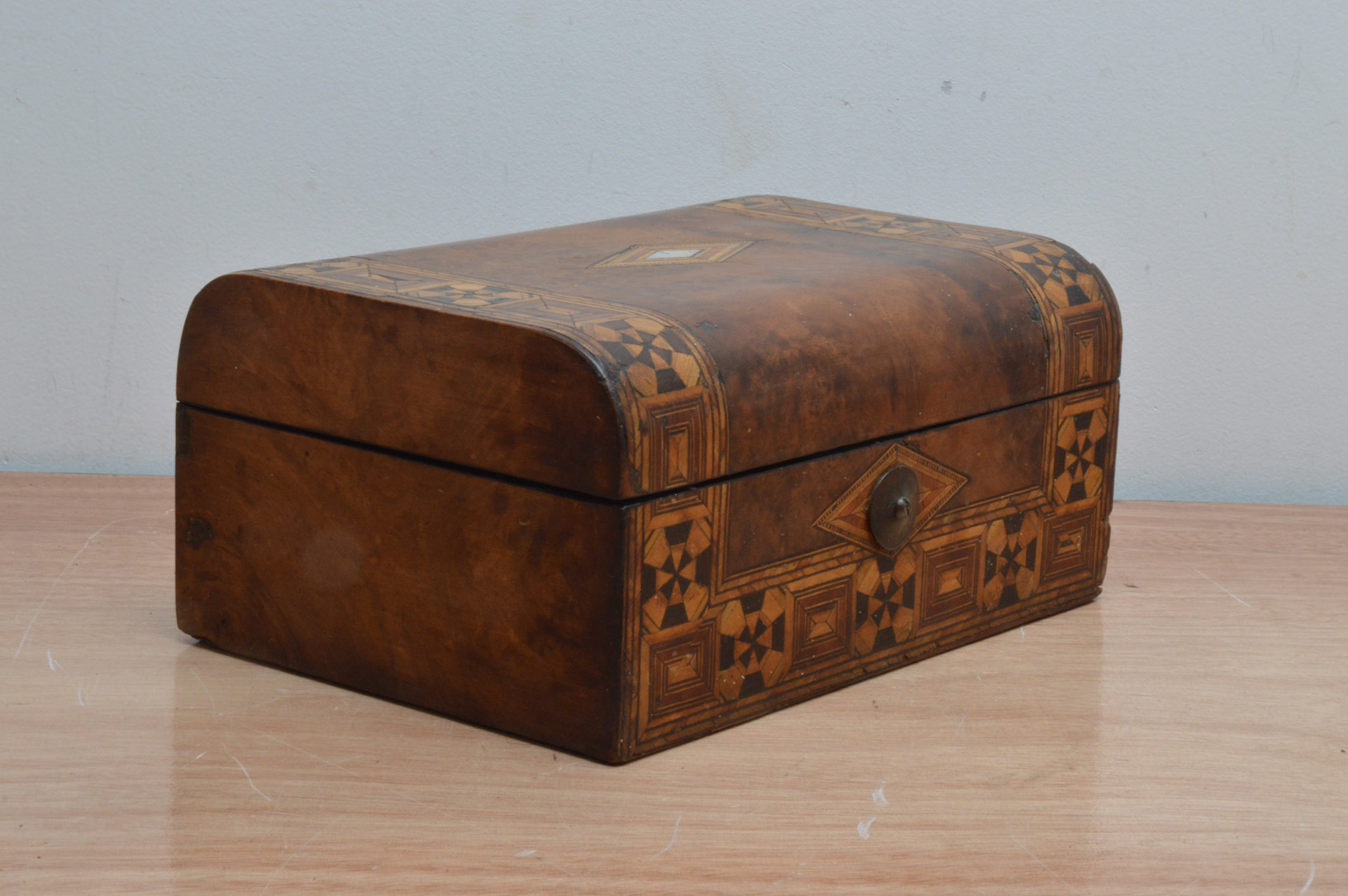 A string work burr walnut jewellery box, the top with mother of pearl inlay in a diamond shape, - Image 2 of 2