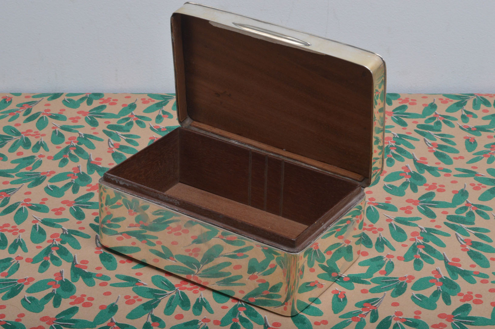 An Edward silver cigarette box, AF, 16cm wide, with glazed top to support a photograph possibly, - Image 2 of 3