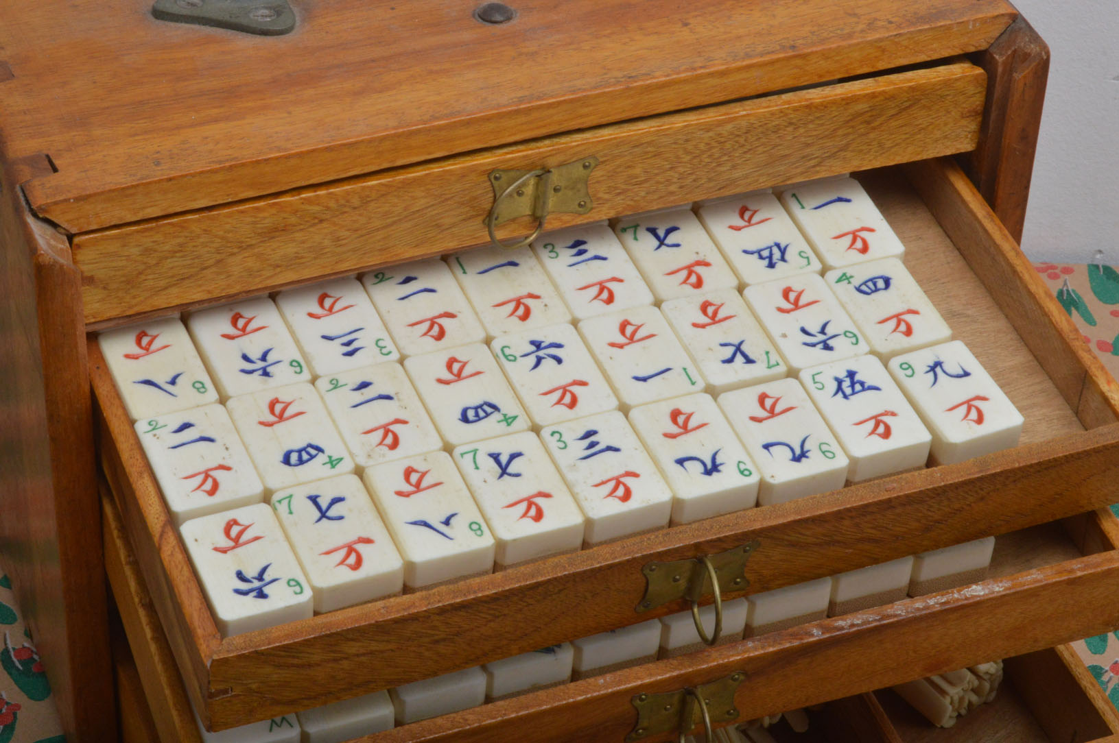 A 20th century Mah-jong set, in a fitted wooden box, pull up top enclosing five drawers, 148 bone - Image 4 of 5